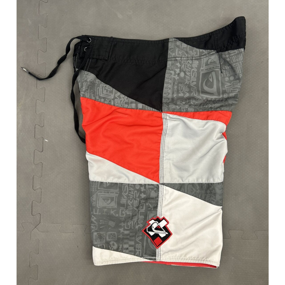 Quicksilver Surf Board Shorts Swim Trunks Size Waist 31 Men’s Black Red Grey FS - Picture 2 of 10